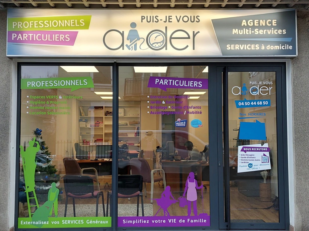 Photographie de la vitrine de l'agence d'Annecy, située 3 grande rue d'Aléry à Cran-Gevrier.